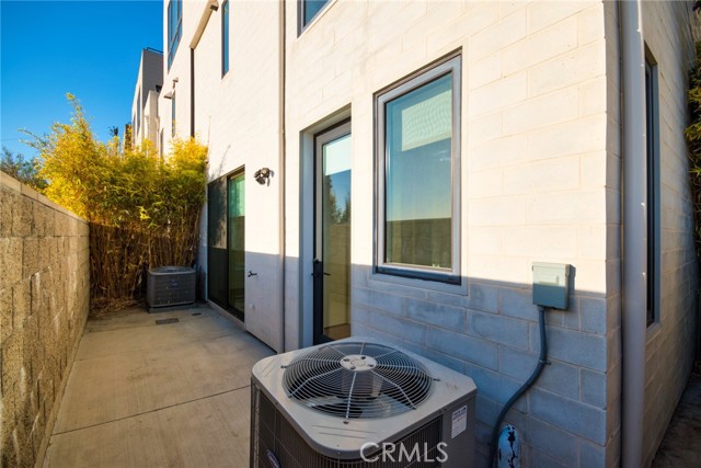 1050 N Joels Place, Los Angeles CA: https://media.crmls.org/medias/40c1d564-ee6c-494e-b1fc-627f31b9db41.jpg