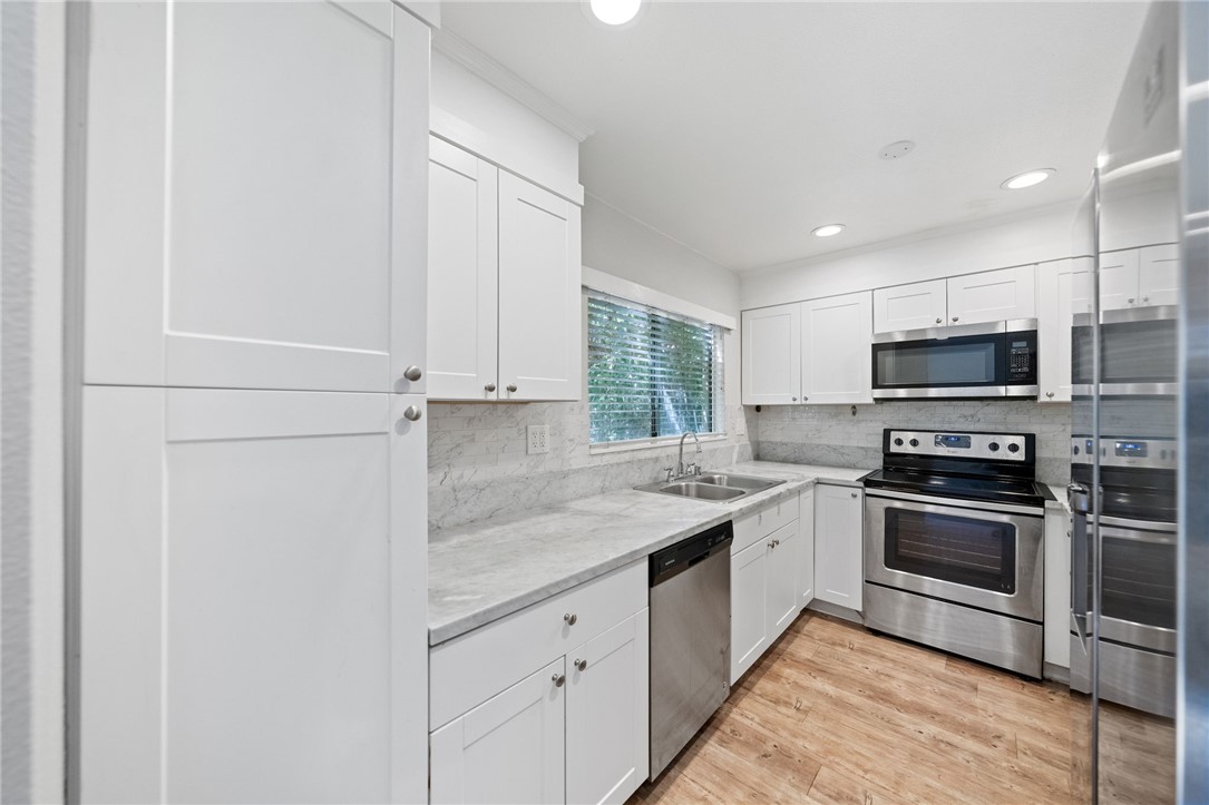 Detail Gallery Image 2 of 39 For 7321 Lennox Ave #F5,  Van Nuys,  CA 91405 - 2 Beds | 2/1 Baths