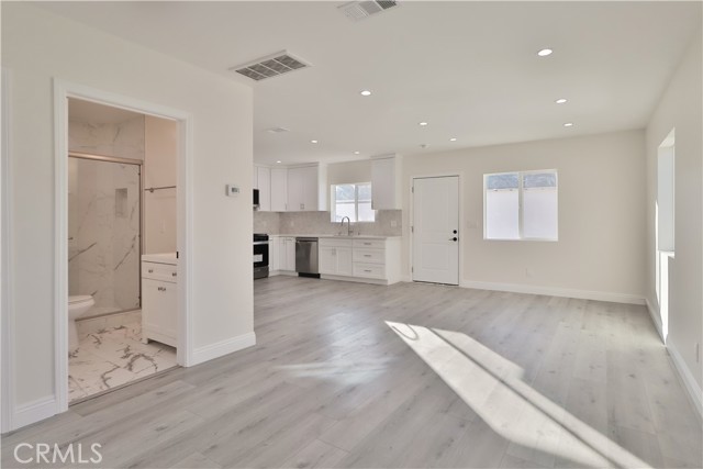 22133 1/2 Victory Boulevard, Canoga Park CA: https://media.crmls.org/medias/40c29a12-acec-40ec-9fc1-ada78ae867b3.jpg