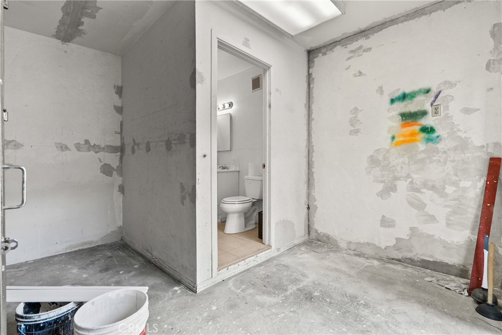 https://media.crmls.org/medias/40c2bef6-3684-4bf1-8677-11783a871056.jpg?preset=X-Large