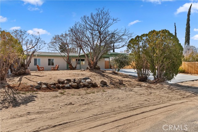 Detail Gallery Image 2 of 29 For 61531 Sunburst Dr, Joshua Tree,  CA 92252 - 3 Beds | 2 Baths