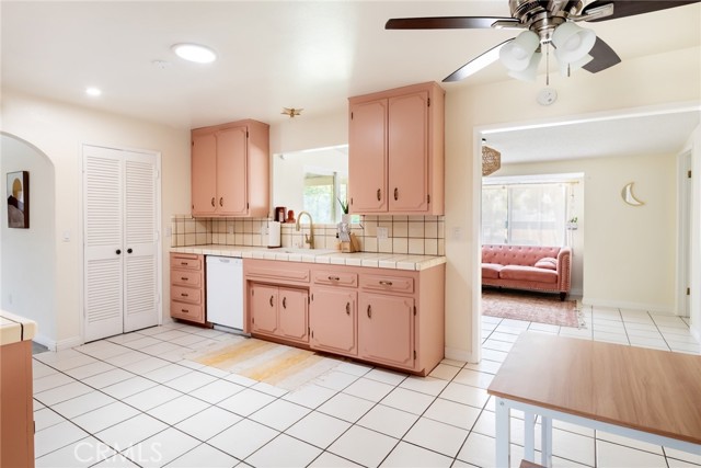 57966 El Dorado Drive, Yucca Valley CA: https://media.crmls.org/medias/40c53b20-994a-4c29-b0fb-b3a0d8101b6d.jpg