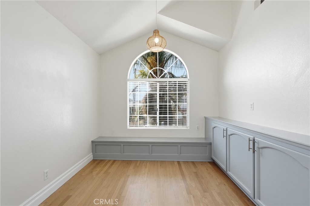 https://media.crmls.org/medias/40c76f13-cd14-4e85-8e17-6606b93ec3b7.jpg?preset=X-Large