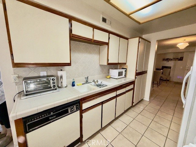 Detail Gallery Image 9 of 24 For 19400 Wyandotte #16,  Reseda,  CA 91335 - 3 Beds | 2 Baths