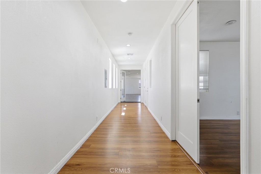 https://media.crmls.org/medias/40cf03bc-7bf6-43b7-95da-e2ab31016572.jpg?preset=X-Large