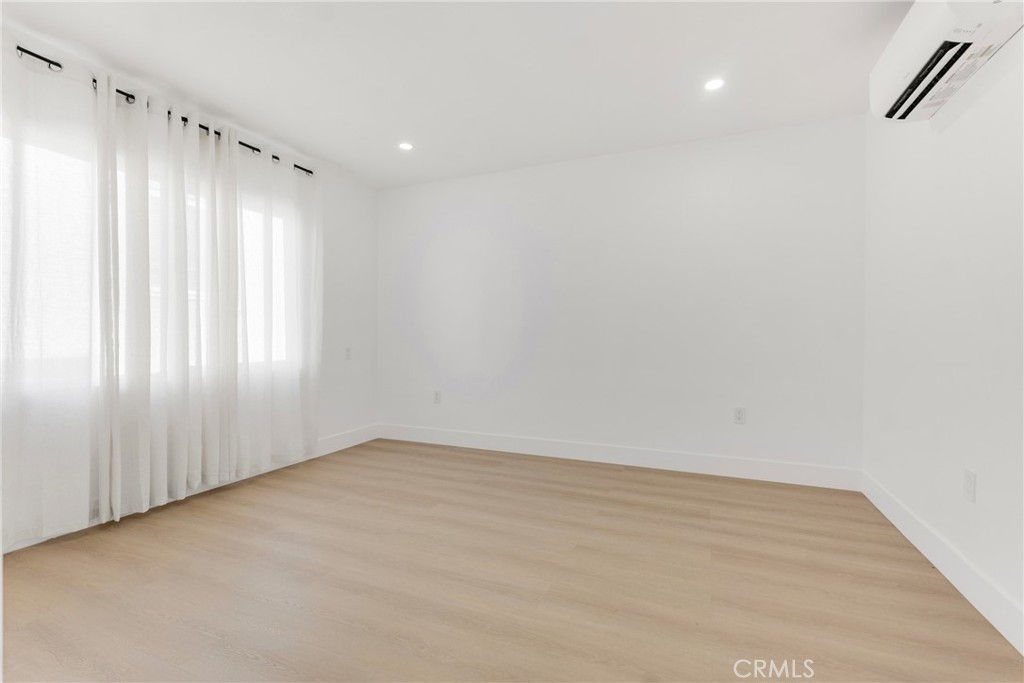 https://media.crmls.org/medias/40cf2072-0227-45a3-8da5-1ab6a829bb44.jpg?preset=X-Large
