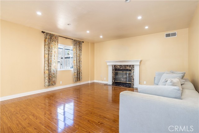 Detail Gallery Image 3 of 24 For 12335 Hilldale Ct, Pacoima,  CA 91331 - 3 Beds | 3 Baths