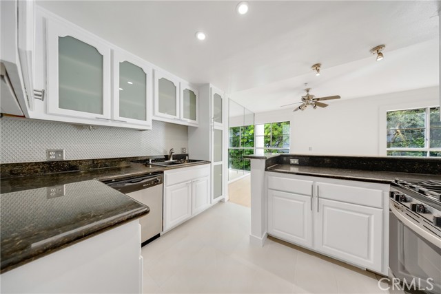 Detail Gallery Image 2 of 34 For 1401 S Bentley Ave #203,  Los Angeles,  CA 90025 - 2 Beds | 3 Baths