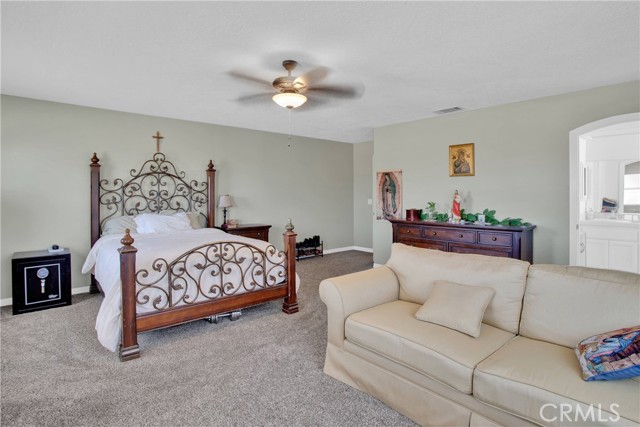 7330 Smoke Tree Road, Phelan CA: https://media.crmls.org/medias/40d2ef05-7477-420b-86b9-6ac700ae7ee1.jpg