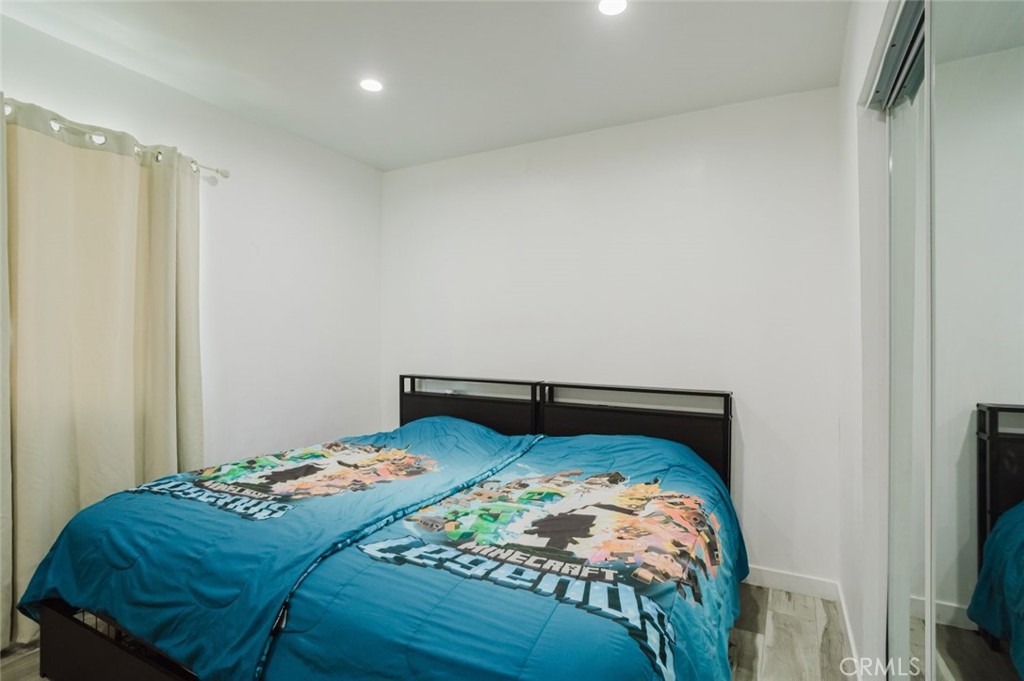 https://media.crmls.org/medias/40d489a2-41d4-4b6a-bed5-add7c8ae1c77.jpg?preset=X-Large