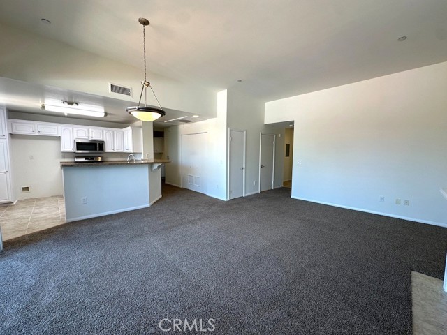 Detail Gallery Image 4 of 19 For 7551 Jordan #405,  Canoga Park,  CA 91303 - 3 Beds | 3 Baths