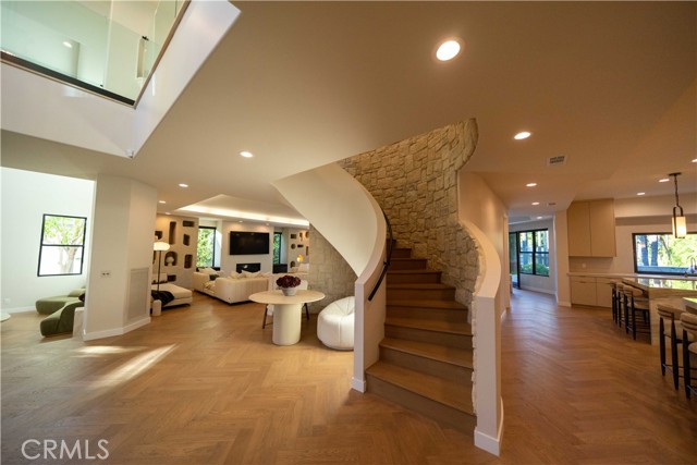 Detail Gallery Image 19 of 74 For 17437 Oak Creek Ct, Encino,  CA 91316 - 5 Beds | 5/1 Baths