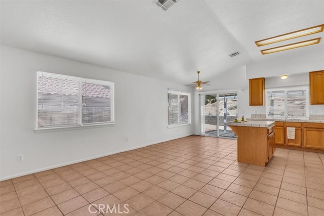 17628 Landis Drive, Victorville CA: https://media.crmls.org/medias/40da0fbc-8a9c-424b-a758-39061ab80123.jpg
