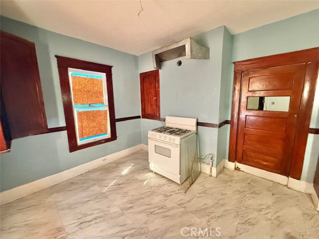 Detail Gallery Image 5 of 23 For 860 W 54th, Los Angeles,  CA 90037 - 4 Beds | 3 Baths