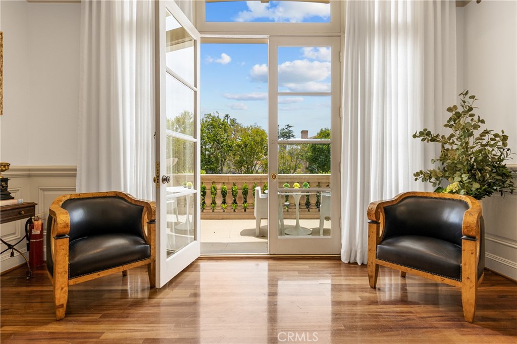 https://media.crmls.org/medias/40e124eb-2508-4907-bbce-9900d76af55b.jpg?preset=X-Large