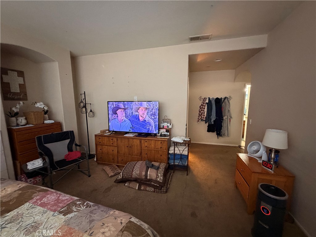 https://media.crmls.org/medias/40e26b3c-3148-4c8b-8054-fd45b89081a3.jpg?preset=X-Large