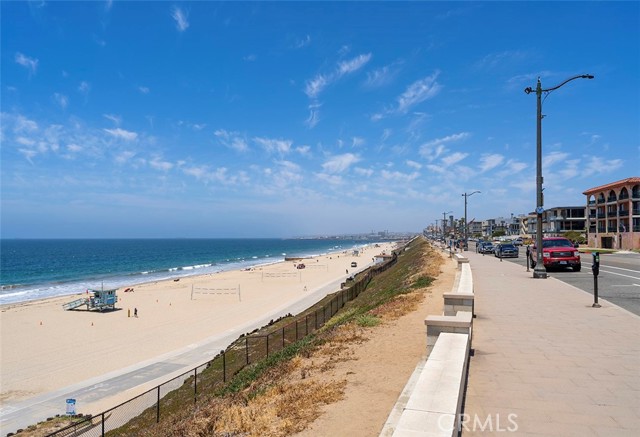 The fantastic Esplanade with beach and Biking Path below