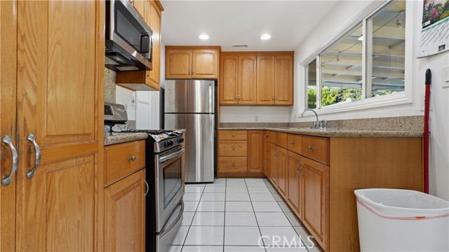 Detail Gallery Image 16 of 39 For 8838 Murietta, Panorama City,  CA 91402 - 3 Beds | 2 Baths