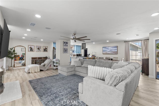 Detail Gallery Image 7 of 38 For 218 Foxbury, Pomona,  CA 91767 - 3 Beds | 2 Baths