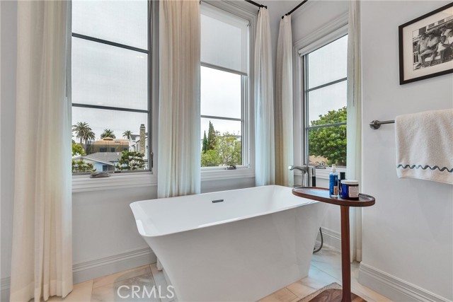 613 Larkspur Avenue, Corona del Mar CA: https://media.crmls.org/medias/40ed03f2-436f-46e4-afb8-6a605fb76b17.jpg