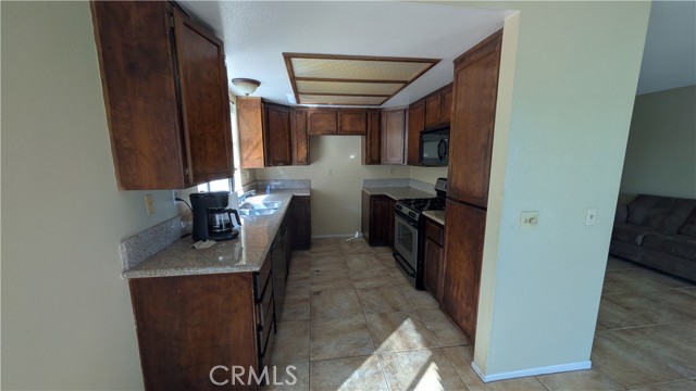 Detail Gallery Image 14 of 37 For 13959 Driftwood Dr, Victorville,  CA 92395 - 3 Beds | 2 Baths