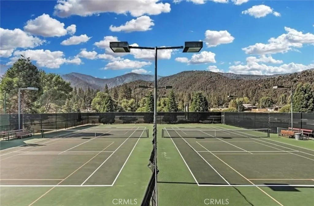 https://media.crmls.org/medias/40ee3051-fa0c-4a11-8210-b0de2f18ae98.jpg?preset=X-Large