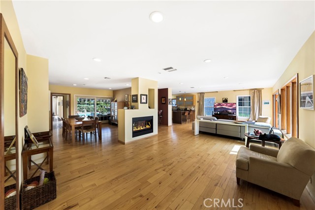 Detail Gallery Image 13 of 56 For 10707 Rochester, Los Angeles,  CA 90024 - 3 Beds | 3 Baths