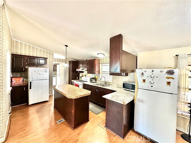 Detail Gallery Image 6 of 41 For 507 S Euclid St #71,  Santa Ana,  CA 92074 - 4 Beds | 2 Baths
