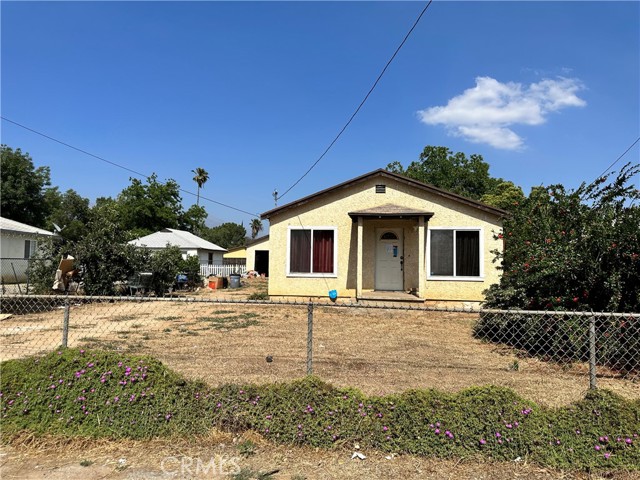955 Avenue B Calimesa, California Fantastic investment opportunity, this cute home has so much potential, easy freeway access, close to shopping.