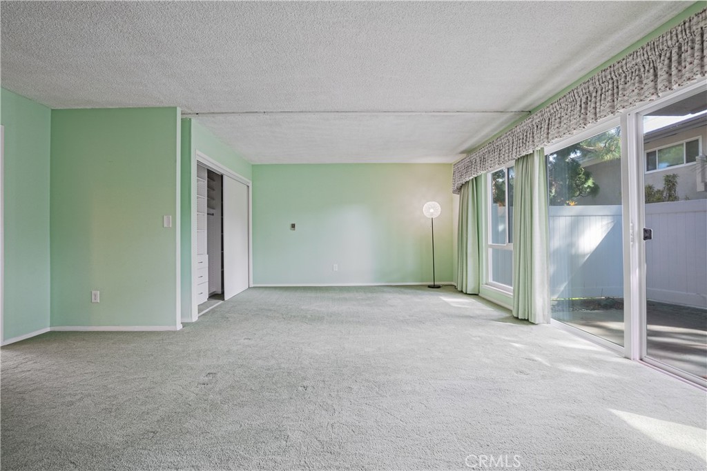 https://media.crmls.org/medias/40f720de-70b7-4e92-9300-23570428ba50.jpg?preset=X-Large