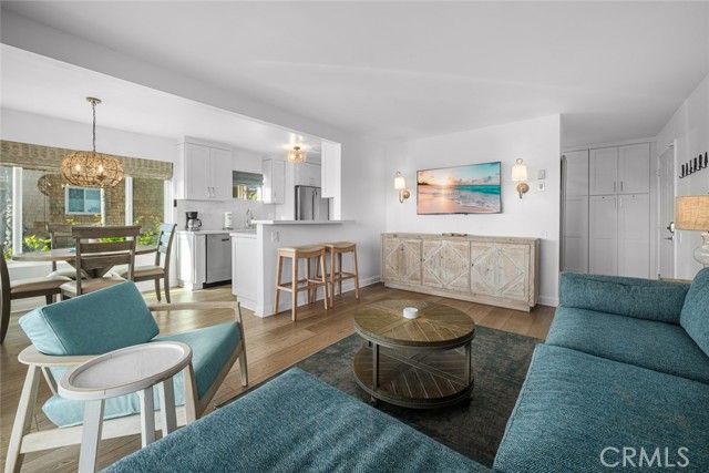 Detail Gallery Image 9 of 41 For 700 E Oceanfront, Newport Beach,  CA 92661 - 4 Beds | 3 Baths