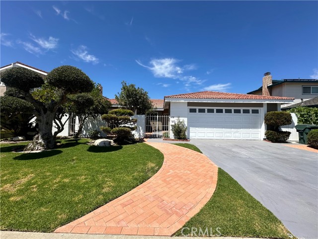 Detail Gallery Image 1 of 30 For 6781 Bridgewater Dr, Huntington Beach,  CA 92647 - 4 Beds | 2 Baths