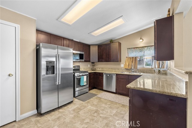 1550 Rimpau Avenue, Corona CA: https://media.crmls.org/medias/40fad5e5-a1a9-4b38-98f2-852df9eb4dcf.jpg