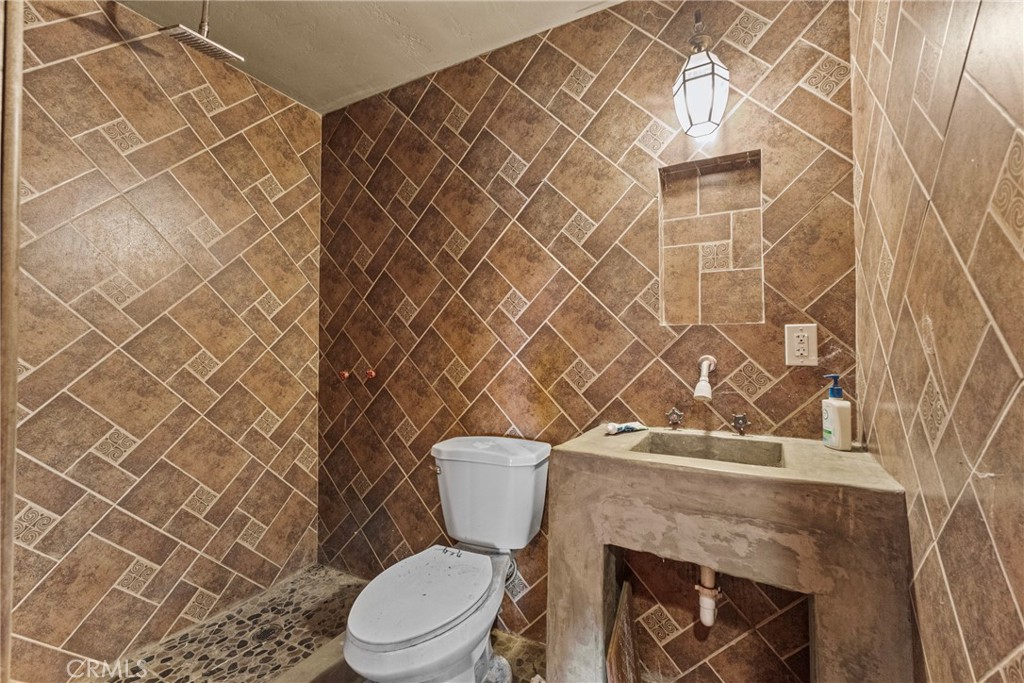 https://media.crmls.org/medias/40fb15a1-de3c-4397-b289-93002319a496.jpg?preset=X-Large