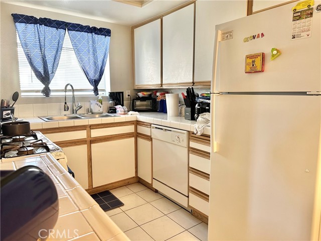 Detail Gallery Image 6 of 10 For 44514 15th St #2,  Lancaster,  CA 93535 - 2 Beds | 2 Baths