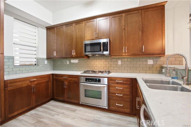 Detail Gallery Image 1 of 20 For 395 E 4th St #19,  Long Beach,  CA 90802 - 3 Beds | 1/1 Baths