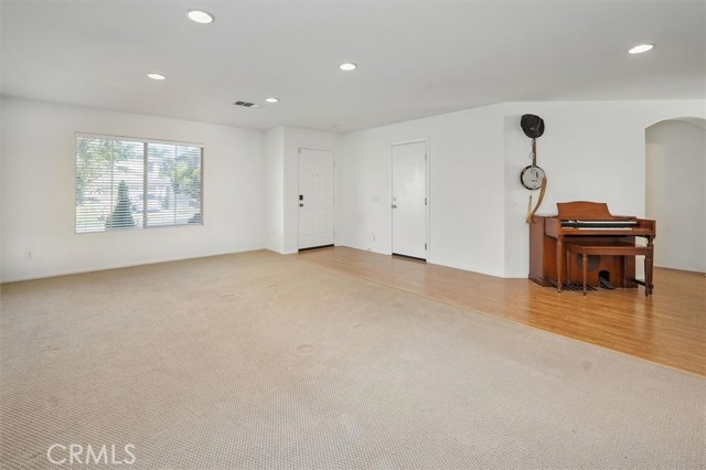 Detail Gallery Image 4 of 33 For 28652 Deer Springs Dr, Saugus,  CA 91390 - 5 Beds | 2/1 Baths