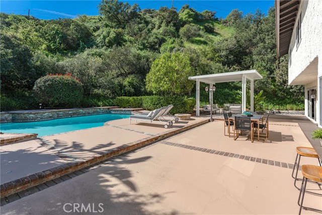 Detail Gallery Image 28 of 34 For 3831 Saint Johnswood Dr, Woodland Hills,  CA 91364 - 5 Beds | 3/1 Baths