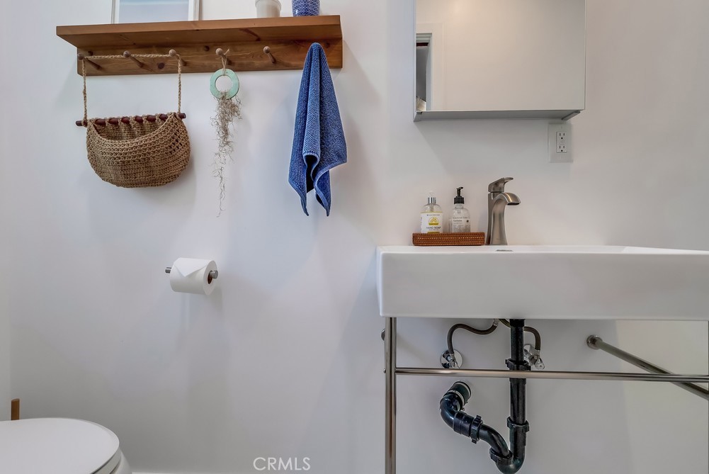 https://media.crmls.org/medias/4100add6-9c5c-4270-a652-a71b64698e7b.jpg?preset=X-Large