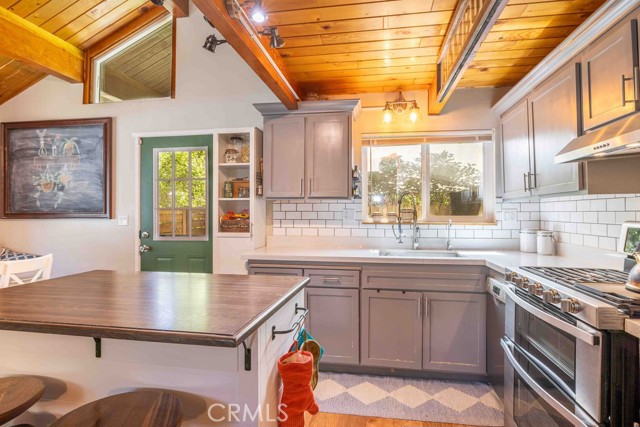 Detail Gallery Image 4 of 43 For 945 Tinker Bell Ave, Big Bear City,  CA 92314 - 3 Beds | 2 Baths