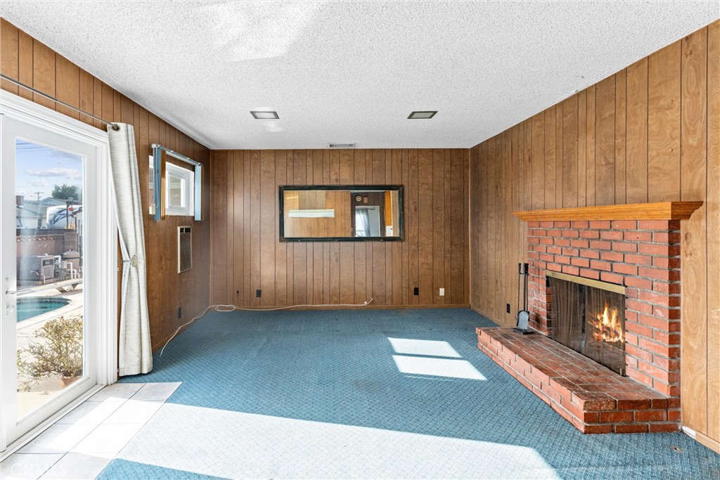 https://media.crmls.org/medias/4102545a-4eee-4f3d-a0ff-fb3a89ad3201.jpg?preset=X-Large