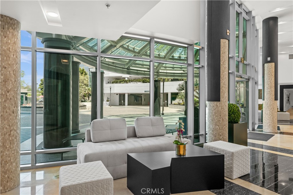 https://media.crmls.org/medias/41082002-1b07-4515-9c2a-68983750da1b.jpg?preset=X-Large