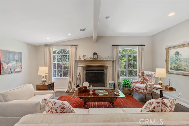 Detail Gallery Image 12 of 33 For 3818 Hayvenhurst Ave, Encino,  CA 91436 - 4 Beds | 3 Baths