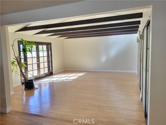 Detail Gallery Image 9 of 22 For 5700 Kelvin, Woodland Hills,  CA 91367 - 3 Beds | 3 Baths