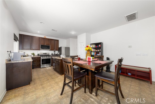 5534 Hartness Court, Fontana CA: https://media.crmls.org/medias/4111d41d-3b90-40ec-826a-944d20a00af8.jpg