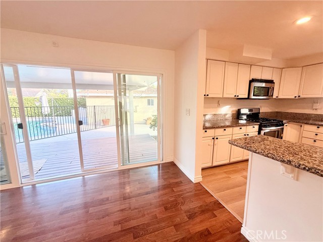 Detail Gallery Image 6 of 26 For 6424 Penfield Ave, Woodland Hills,  CA 91367 - 3 Beds | 2 Baths
