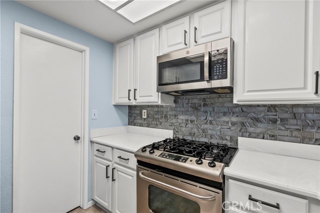 Detail Gallery Image 13 of 34 For 15735 Nordhoff St #36,  North Hills,  CA 91343 - 2 Beds | 2/1 Baths