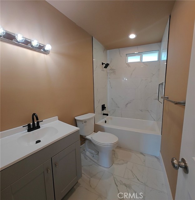 Detail Gallery Image 13 of 21 For 1402 E O, Wilmington,  CA 90744 - 4 Beds | 2 Baths