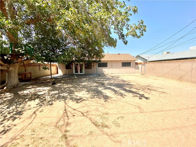 329 E Church Avenue, Ridgecrest CA: https://media.crmls.org/medias/412073f6-1e24-472e-bfc8-b33d90bca469.jpg