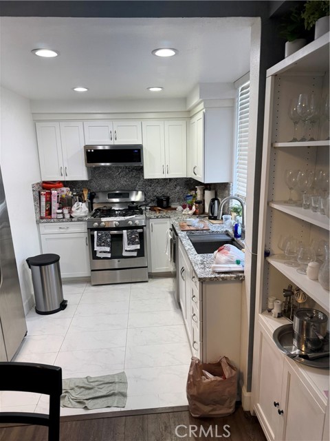 Detail Gallery Image 5 of 25 For 21720 Hart St #9,  Canoga Park,  CA 91303 - 2 Beds | 2 Baths